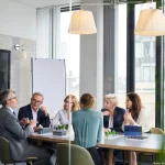 Der perfekte Konferenzraum für hybride Besprechungen: Technik, Tools & Einrichtung