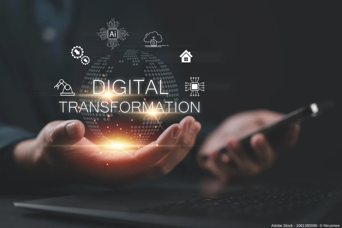 Hand hält leuchtende digitale Weltkugel mit Technologie-Icons, Symbol für Digitalisierung von Prozessen und digitale Transformation.